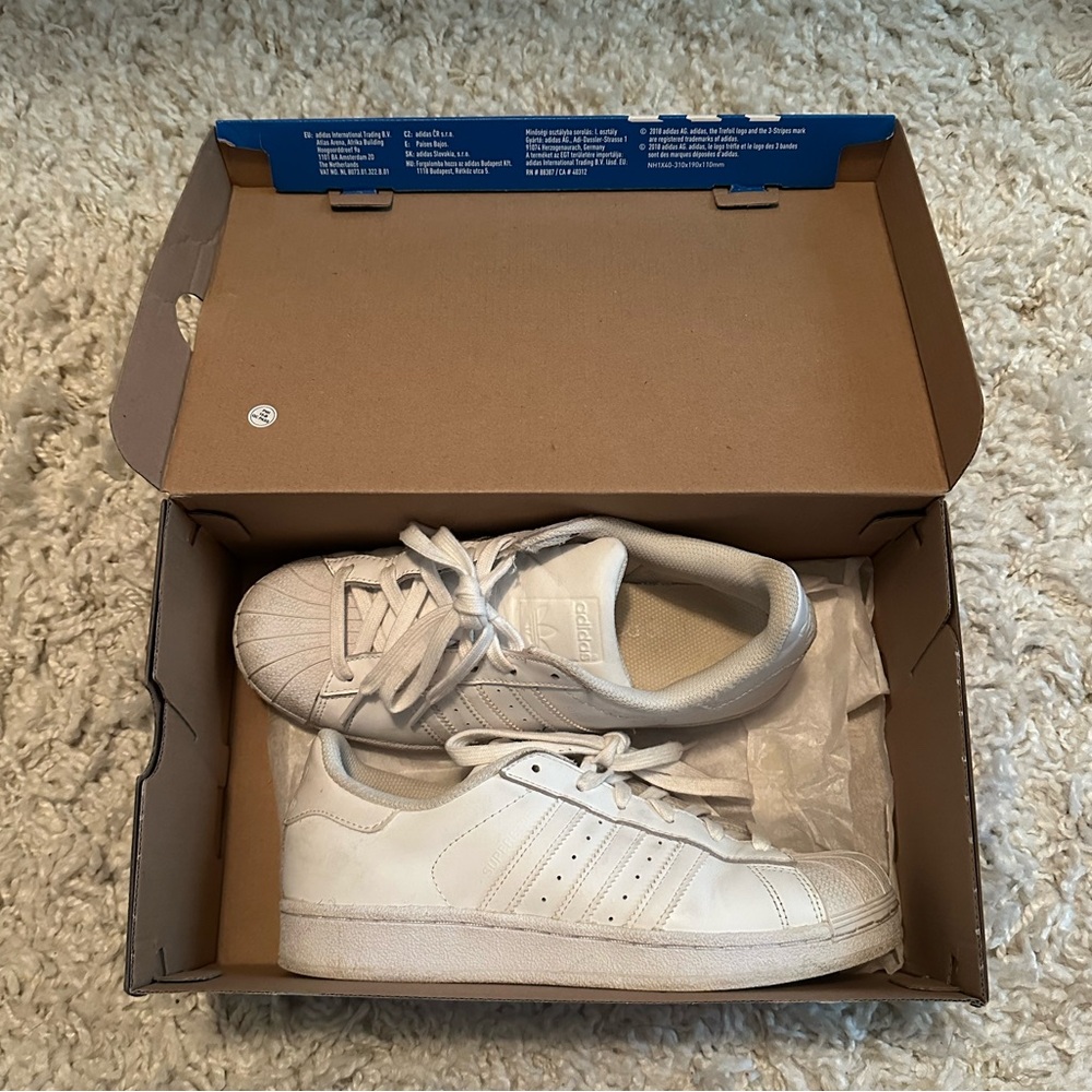White Adidas Superstar 8W